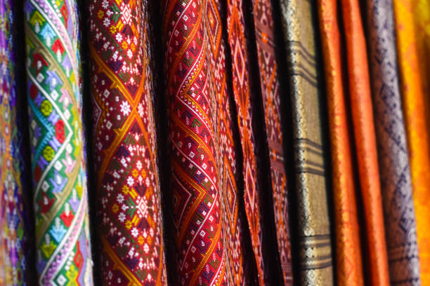 folk cloth festival phrae wa silk, prowincja kalasin północno-wschodniej tajlandii - blue silk focus on foreground abstract zdjęcia i obrazy z banku zdjęć