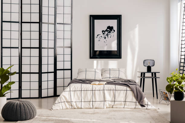 design della camera da letto in bianco e nero con muro di montanti - mullions foto e immagini stock
