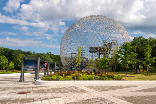 biosfera e passerella recentemente rinnovata nel parc jean drapeau - dome montreal geodesic dome built structure foto e immagini stock
