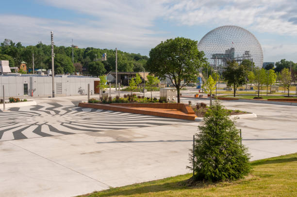 biosfera e passerella recentemente rinnovata nel parc jean drapeau - dome montreal geodesic dome built structure foto e immagini stock