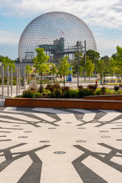 biosfera e passerella recentemente rinnovata nel parc jean drapeau - dome montreal geodesic dome built structure foto e immagini stock