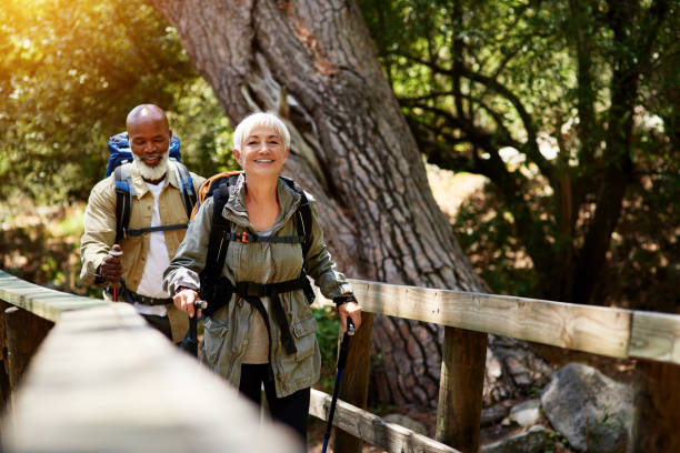 możesz rozwiązać wiele problemów fizycznych, ciesząc się naturą - hiking senior adult couple heterosexual couple zdjęcia i obrazy z banku zdjęć