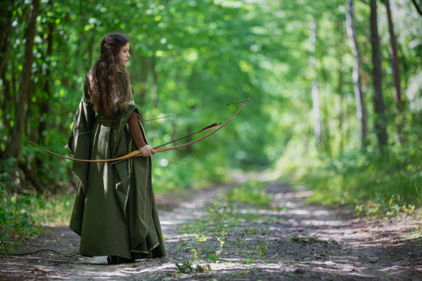 elf-bogenschütze von hinten im wald - archery bow arrow women stock-fotos und bilder