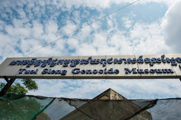 tuol sleng genocide museum - völkermord in kambodscha stock-fotos und bilder