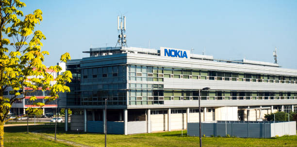 edificio de oficinas nokia - nokia fotografías e imágenes de stock