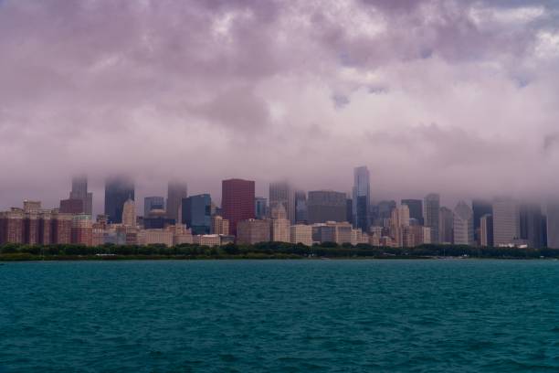 lago michigan in una mattina di chicago nebbiosa - north hancock foto e immagini stock