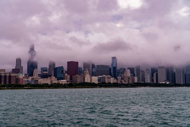 lago michigan en una mañana de foggy chicago - north hancock fotografías e imágenes de stock