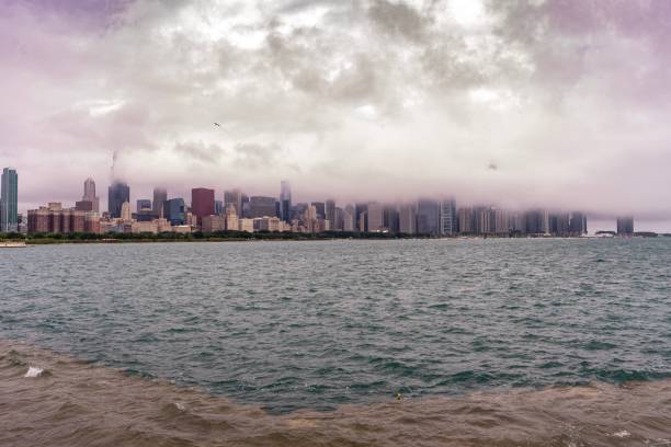 lago michigan en una mañana de foggy chicago - north hancock fotografías e imágenes de stock