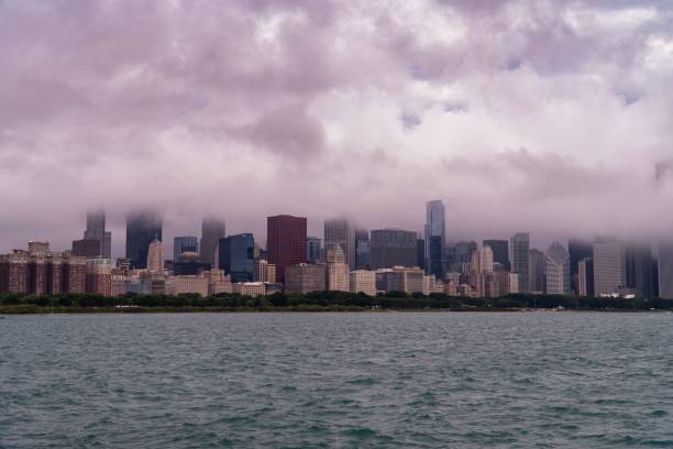 lago michigan in una mattina di chicago nebbiosa - north hancock foto e immagini stock