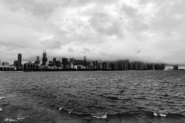 lago michigan en una mañana de foggy chicago - north hancock fotografías e imágenes de stock