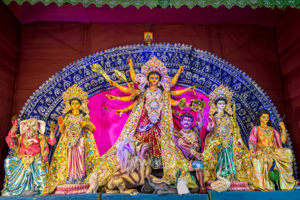 идолы индуистской богини маа дурга со своими детьми в пандале красиво украшены во время фестиваля дурга пуджа. - hinduism goddess ceremony india стоковые фото и изображения