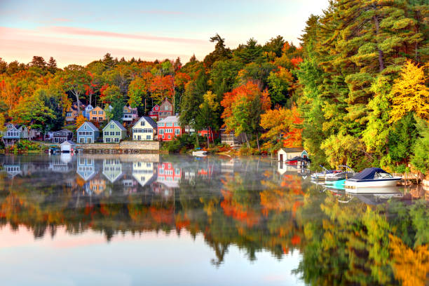 autumn on lake winnipesaukee in new hampshire - water lake reflection tranquil scene imagens e fotografias de stock