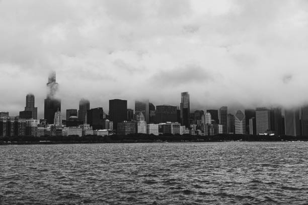 lago michigan en una mañana de foggy chicago - north hancock fotografías e imágenes de stock