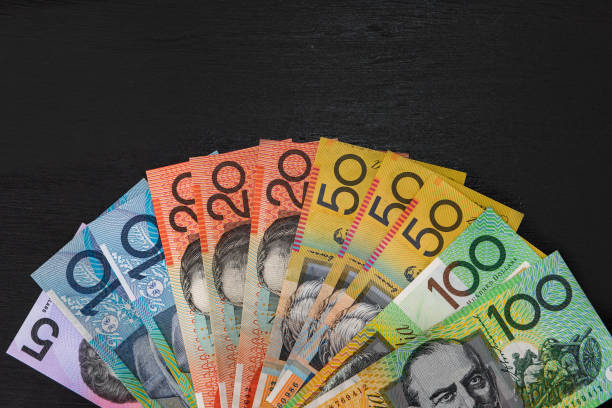australische dollar-banknoten im dunklen hintergrund aus nächster nähe - fifty dollar bill number 50 currency close up stock-fotos und bilder