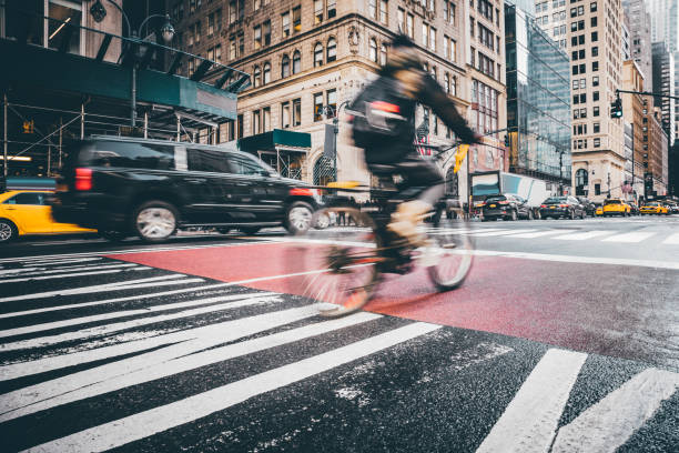fahrrad und verkehr in new york city - pendler fotos stock-fotos und bilder
