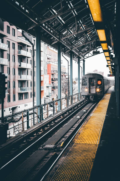 pociąg metra nyc - nobody subway station subway train underground zdjęcia i obrazy z banku zdjęć