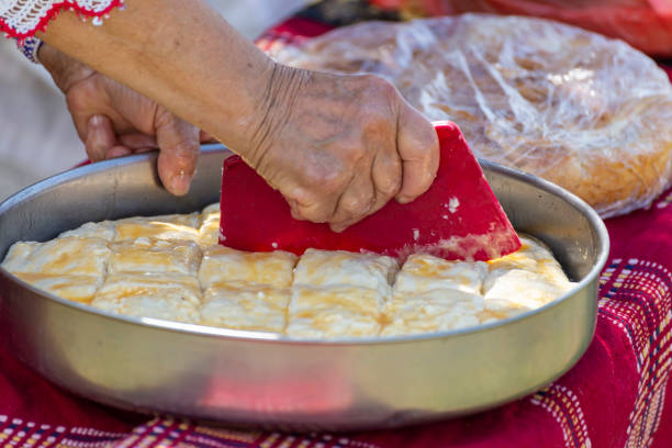 традиционная болгарская закуска для завтрака под названием баница - bulgarian culture bulgaria traditional culture food стоковые фото и изображения