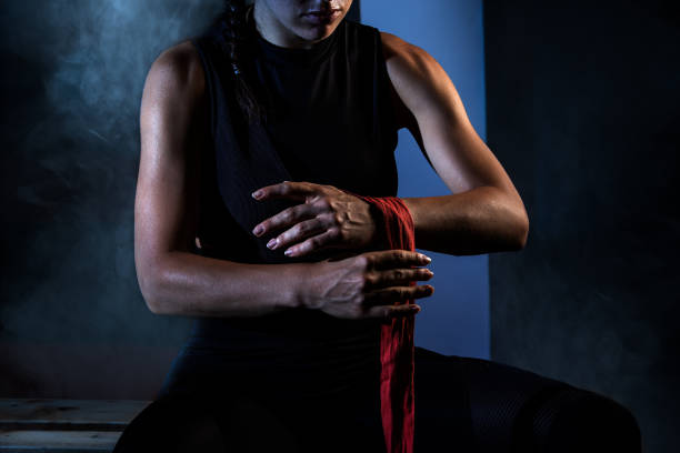 jeune boxeur féminin se préparent pour la formation dans une gymnastique. - muay thai kickboxing women martial arts photos et images de collection