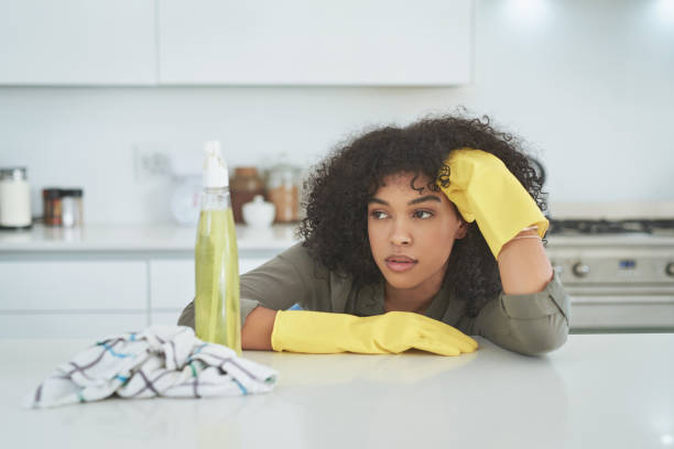 私はむしろビーチにいた - cleaning domestic kitchen counter top housework ストックフォトと画像