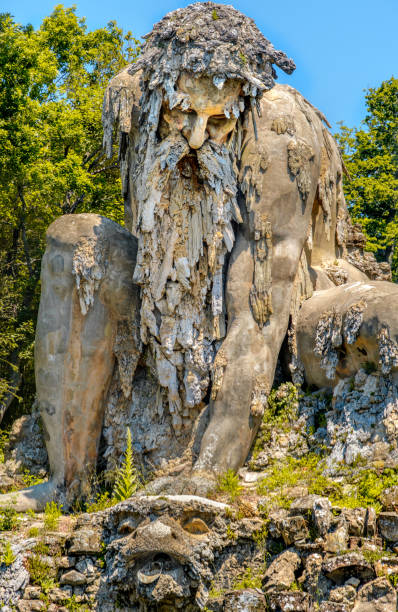 starke alte bärtige mann statue koloss riesige öffentliche gärten von demidoff florenz italien vertikal - giambologna stock-fotos und bilder