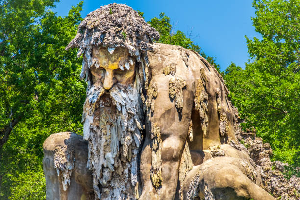 coloss usal de statue barbu d'appennino géant de statue jardins publics de demidoff florence italie se ferment vers le haut - tuscany florence italy italy neptune photos et images de collection