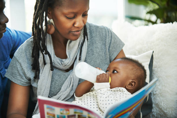 um tempo de ligação tão especial - africa child reading african descent - fotografias e filmes do acervo