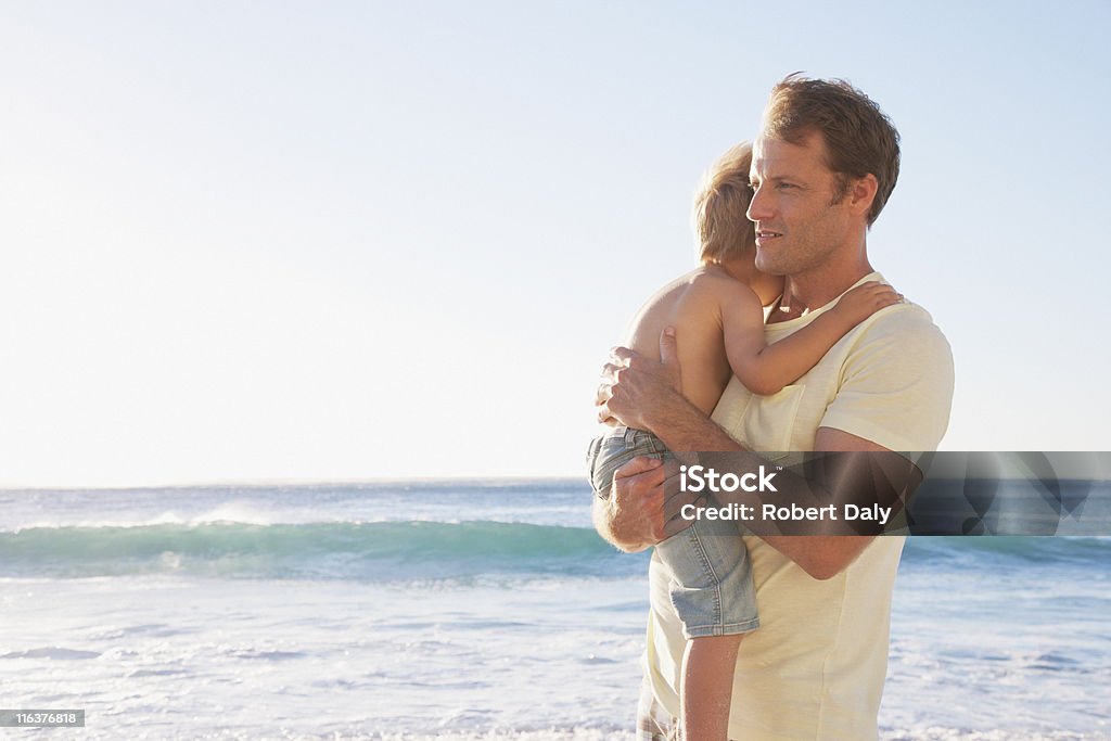 Ojciec gospodarstwa Matka na plaży - Zbiór zdjęć royalty-free (Morze)