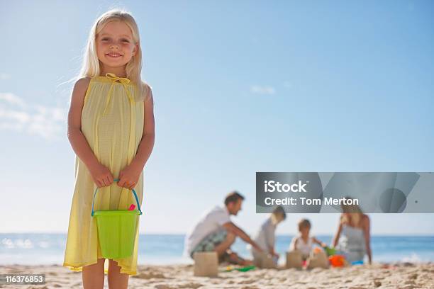 Famiglia Fare Castelli Di Sabbia Sulla Spiaggia - Fotografie stock e altre immagini di Fare - Fare, Giocare, Giochi per bambini