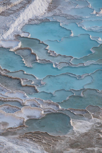 Pamukkale, Denizli, Turkey - 07/12/2019: aerial view of the calcium pools on travertine terraces at Pamukkale , the natural site of sedimentary rock deposited by hot springs, famous for its carbonate mineral left by flowing water pamukkale, denizli, turquía: vista aérea de las piscinas de calcio en las terrazas de travertino en pamukkale, el sitio natural de roca sedimentaria depositada por aguas termales, famosa por su mineral de carbonato dejado por el agua que fluye