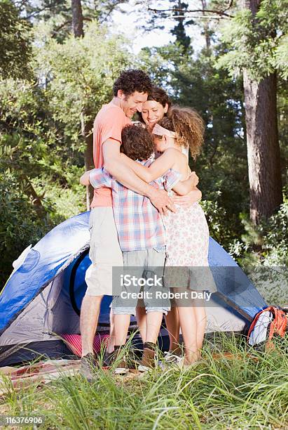 Photo libre de droit de Famille Se Tenant En Dehors De La Tente banque d'images et plus d'images libres de droit de Se regrouper - Se regrouper, Famille, 10-11 ans