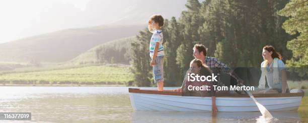 Familia En Barco De Remos En El Lago Foto de stock y más banco de imágenes de Familia - Familia, Embarcación marina, Niño