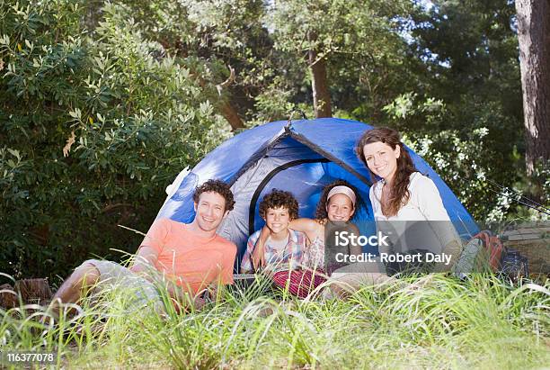Familia Pasar Un Buen Tiempo Fuera De Tienda Foto de stock y más banco de imágenes de Camping - Camping, Familia, 10-11 años