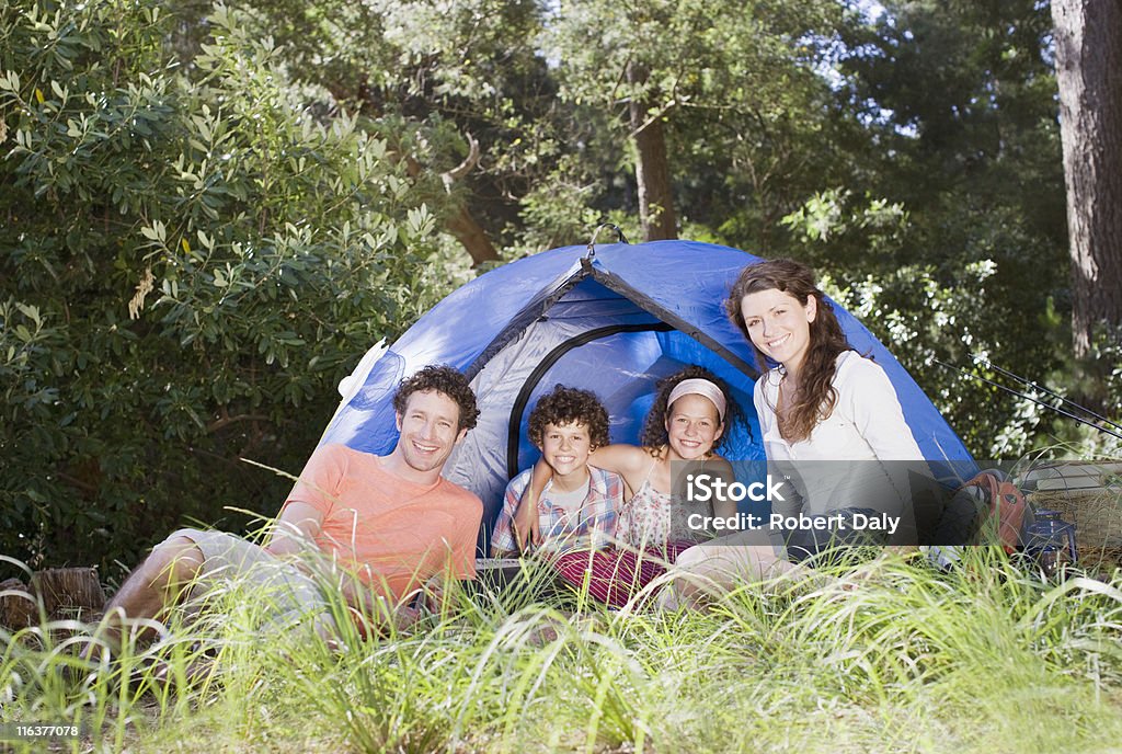 Família relaxante fora da tenda - Foto de stock de Acampar royalty-free