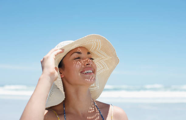 donna con cappello sulla spiaggia - cappello per il sole foto e immagini stock