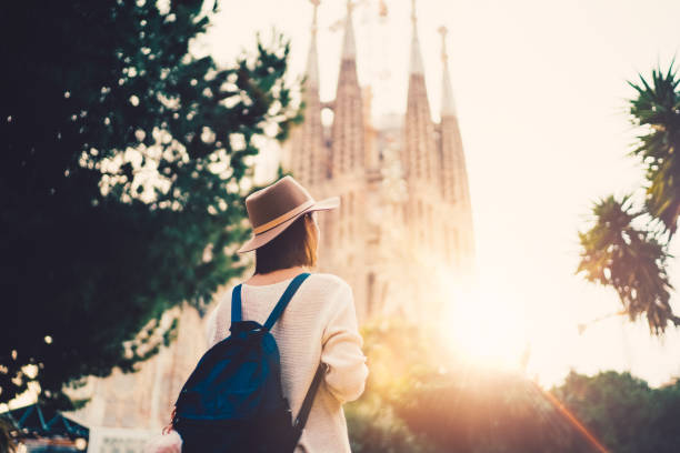 mujer turista explorando bracelona - travel europe sunset winter fotografías e imágenes de stock