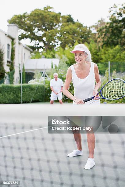 선임 커플입니다 게임하기 테니트 노인 커플에 대한 스톡 사진 및 기타 이미지 - 노인 커플, 테니스, 2명