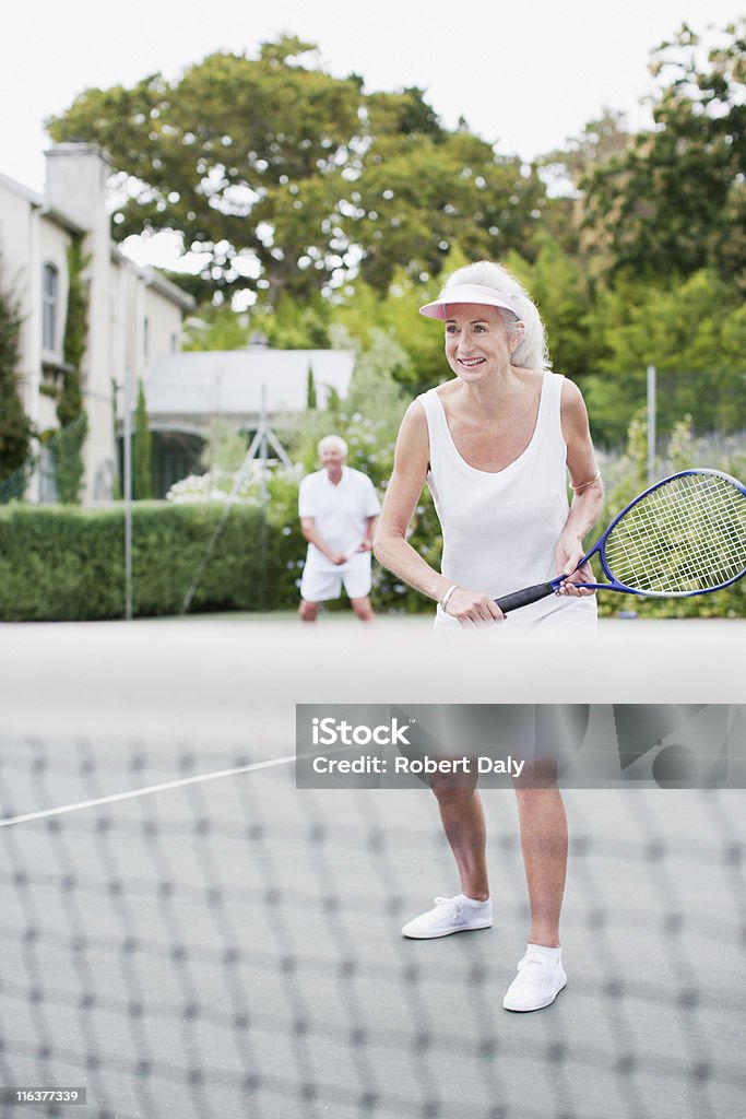 Casal sênior jogando tênis - Foto de stock de Casal Idoso royalty-free