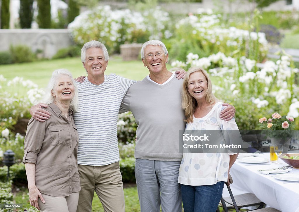 Pareja Senior en mesa de jardín - Foto de stock de Tercera edad libre de derechos