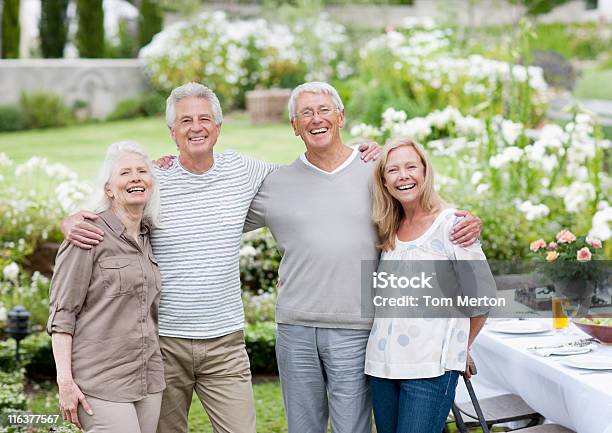 Photo libre de droit de Senior Couple À Table Dans Le Jardin banque d'images et plus d'images libres de droit de Troisième âge - Troisième âge, Sourire, Adulte d'âge mûr