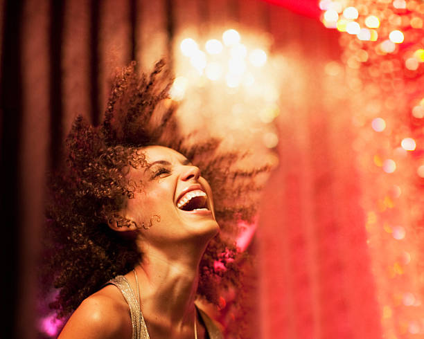 mujer bailando en el club nocturno - disco dancing fotografías e imágenes de stock