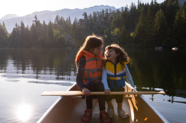 wspomnienia z dzieciństwa z wielkiego pleneru - canoeing canoe family activity zdjęcia i obrazy z banku zdjęć