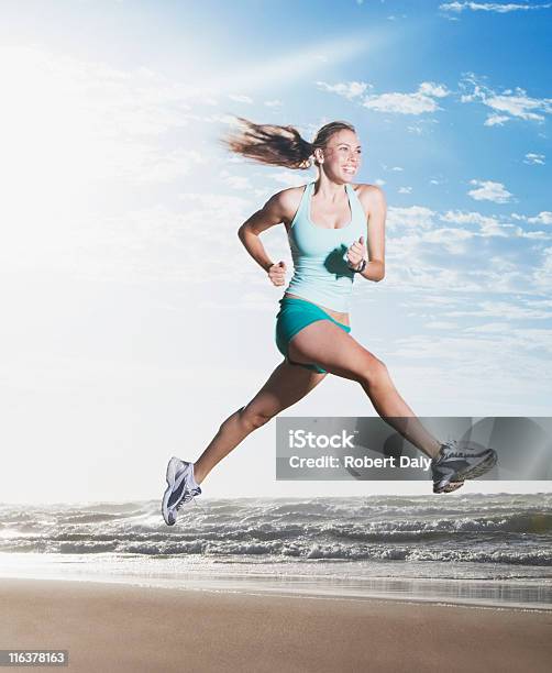 Kobieta Skoki Na Plaży - zdjęcia stockowe i więcej obrazów 30-39 lat - 30-39 lat, 35-39 lat, Aktywny tryb życia