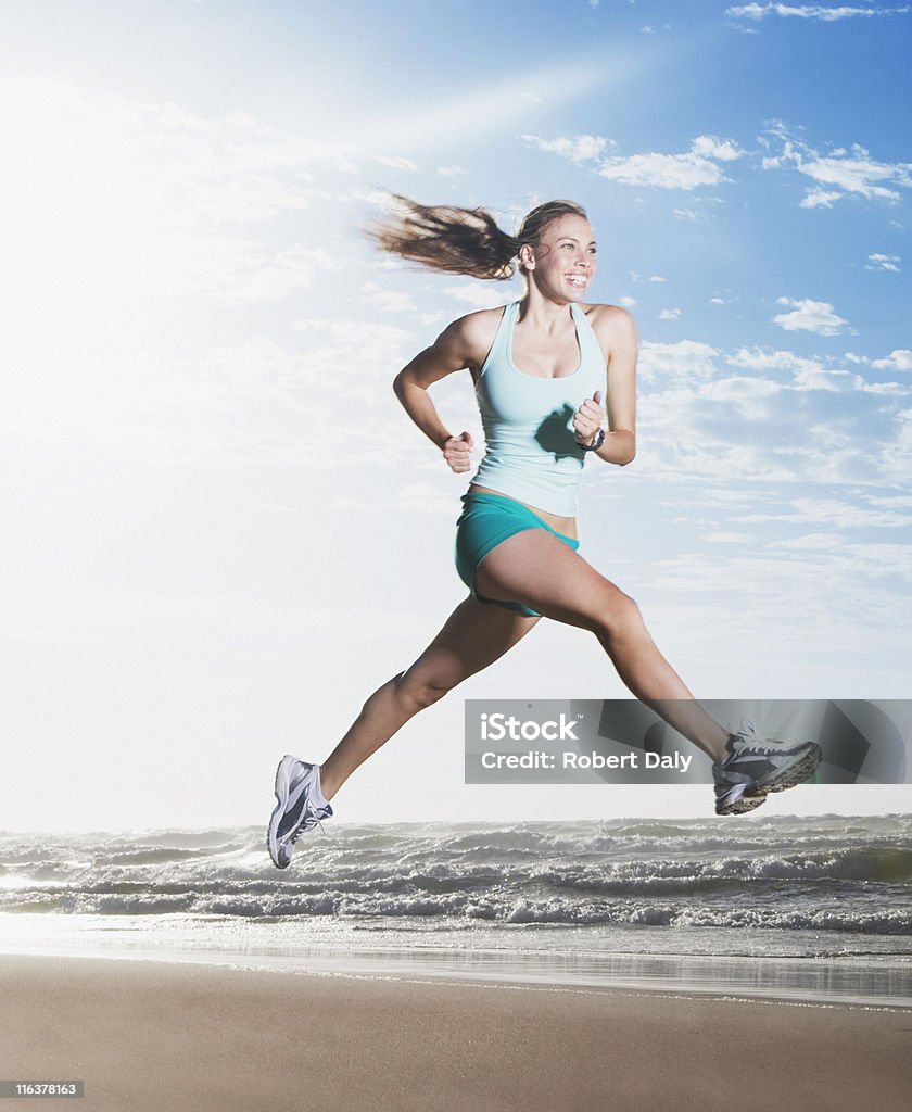 Mulher pulando na praia - Foto de stock de 30 Anos royalty-free