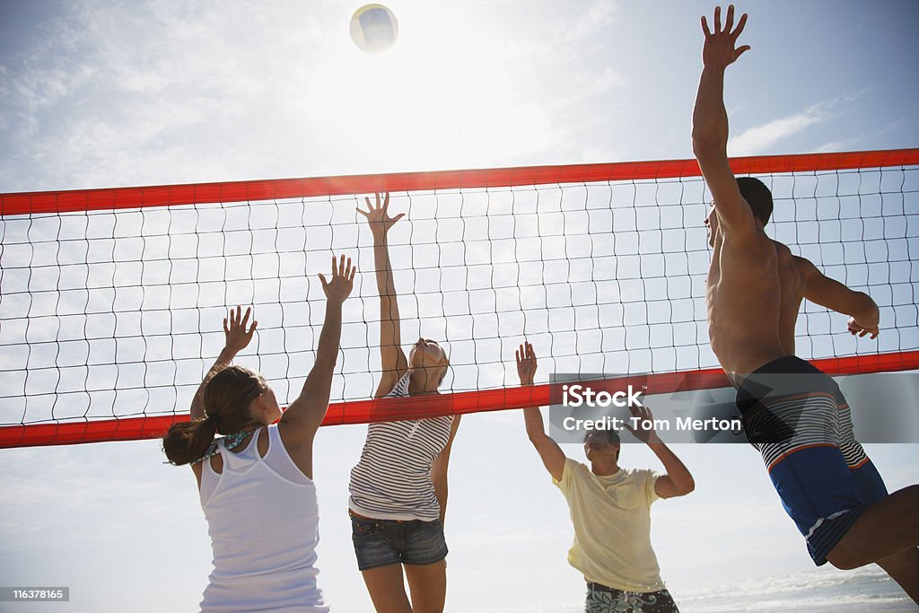 Amigos jogando vôlei - Foto de stock de Amizade royalty-free