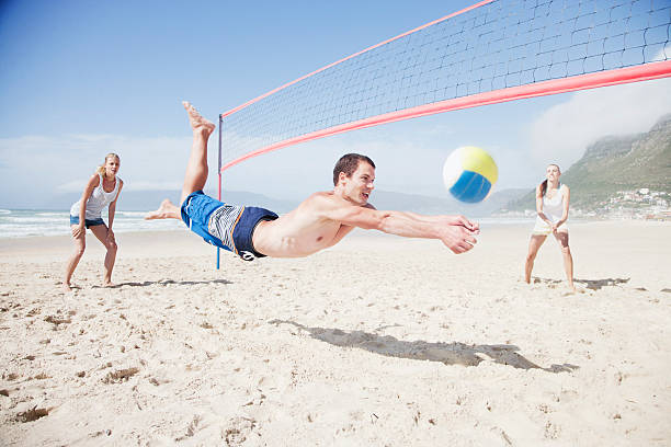 amigos, jogar vôlei na praia - volleyball beach volleyball beach sport imagens e fotografias de stock