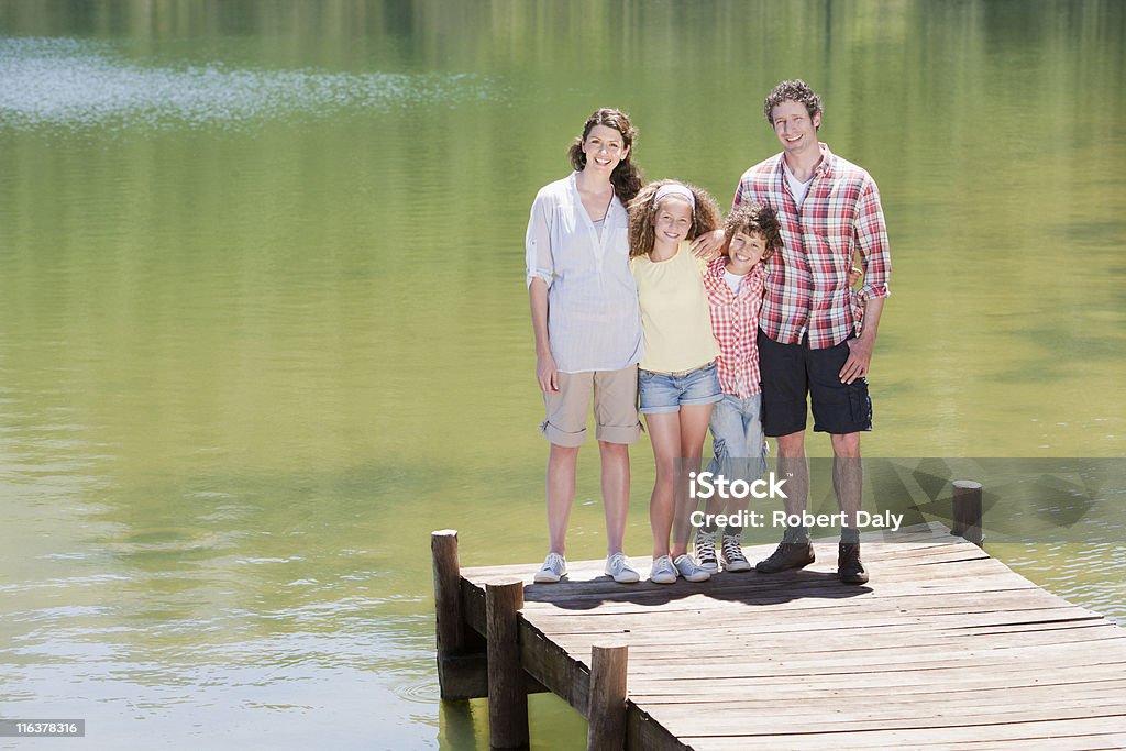 Famille debout sur le quai - Photo de Au bord de libre de droits
