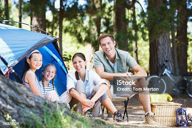 Foto de Família Sentado Ao Ar Livre Em Área De Acampamento Para Barraca e mais fotos de stock de Acampar