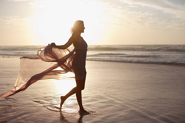 mujer caminando en la playa - women sarong beach white fotografías e imágenes de stock