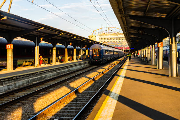 treni sulla banchina della stazione ferroviaria nord di bucarest (gara de nord) a bucarest, romania. - cfr foto e immagini stock