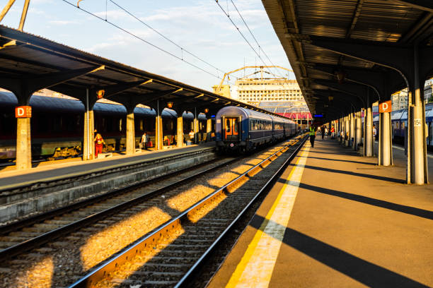 trens na plataforma na estação de comboio norte de bucareste (gara de nord) em bucareste, romania. - cfr - fotografias e filmes do acervo